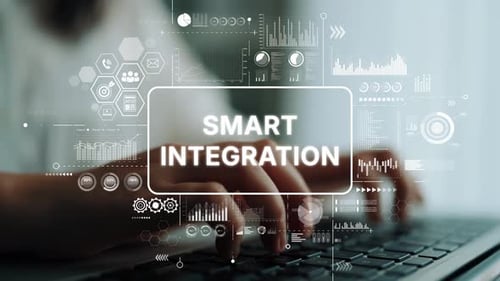 Escritura manual en un portátil con superposición de Gráficos Digitales que representan el concepto de integración inteligente en Te