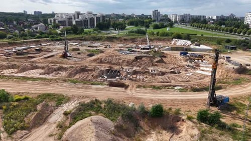 Zumbido aéreo de la zona de construcción del Estadio Nacional de Vilna: excavación en toda la zona, grúas y vehículos pesados
