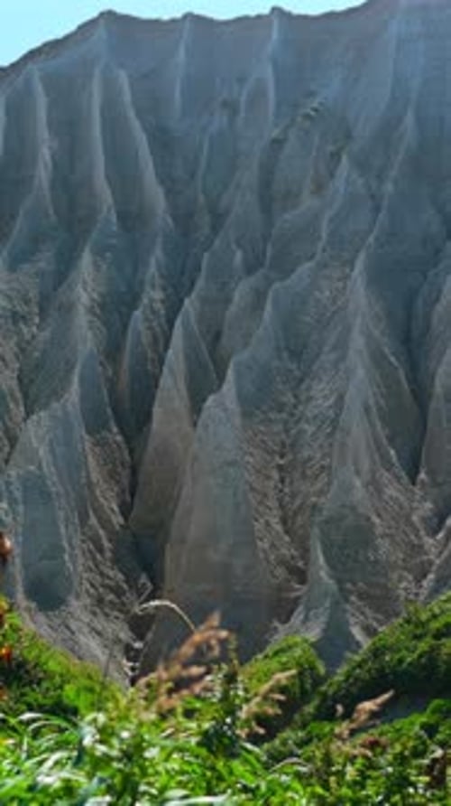 Wunderschöne weiße Felsen mit Erosion und Vegetation Clip Vulkanische weiße Felsen mit Erosion und erstaunlicher