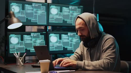 Ladrão hacker masculino trabalhando em uma violação de segurança