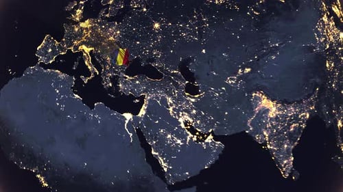 Realista bandera digital de órbita nocturna y zoom de la Tierra, brillante, incrustada en las fronteras de Rumania