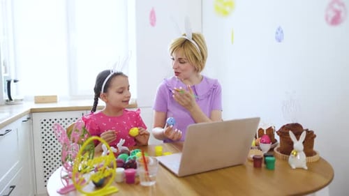Ostereier bemalen Mama und Tochter