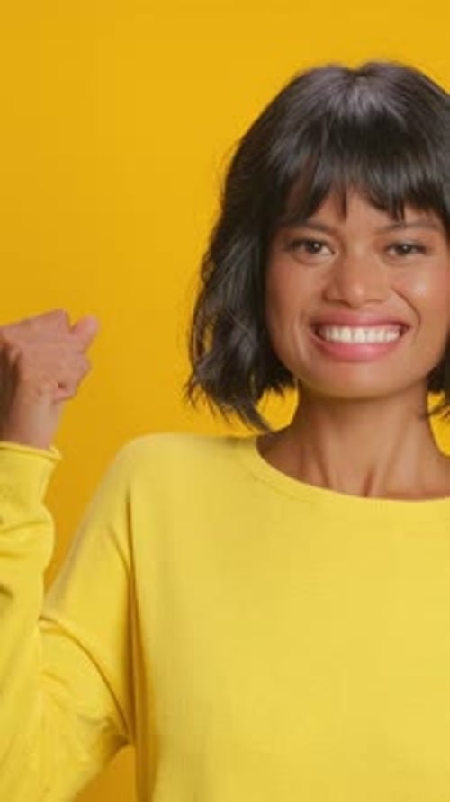 Des sourires éclatants et des couleurs éclatantes créent des moments de joie dans un studio chaleureux