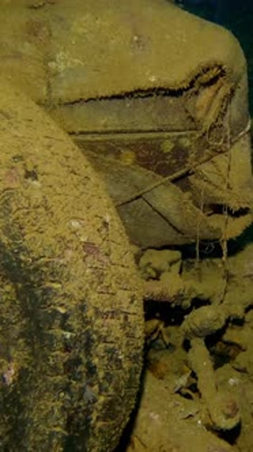 Roues d'une voiture renversée gisant dans la cale de l'épave du ferry Salem Express