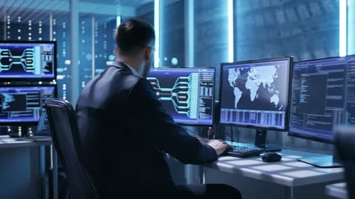 Controlador técnico/operador que trabaja entre estaciones de trabajo con múltiples pantallas. Posible potencia