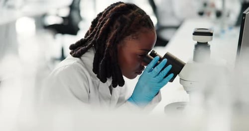 Mulher negra, microscópio e estudo com ciência em laboratório, pesquisa e avanço médico