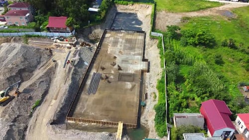 Bauarbeiter bauen das Fundament des Neubaus