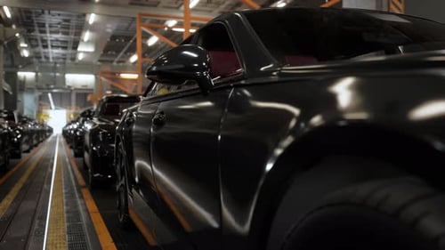 Intérieur d'une usine automobile. Carrosserie de couleur noire sur une chaîne de montage de voitures