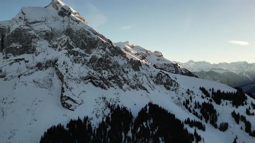 Fronalpstock, Suisse, Glaris, Alpes suisses, spectacle aérien latéral, détails de la montagne avec fond ensoleillé