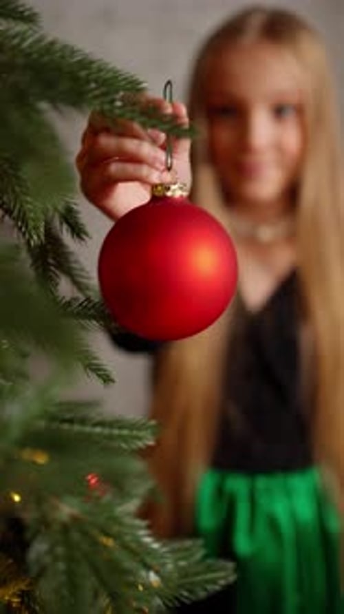 Garota se apega ao conceito de decoração de Natal de decorar a árvore de Natal para o Ano Novo