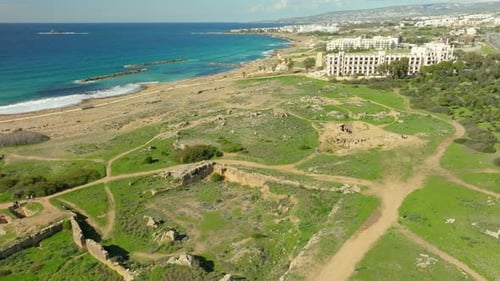 Vue aérienne des tombeaux des rois à Paphos, à Chypre, montrant des ruines anciennes adossées à un dos