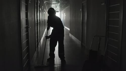Concierge écoutant de la musique et travaillant