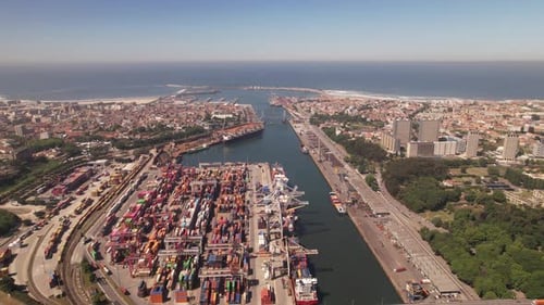 Luftaufnahme des Containerterminals Porto de Leixões, Portugal.