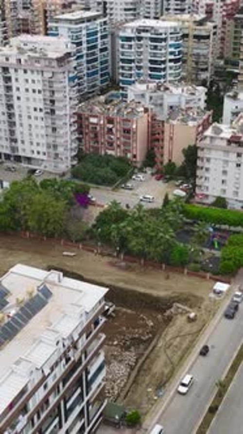 Vídeo vertical: Avances en la construcción con operaciones de soldadura y trabajos preliminares en curso
