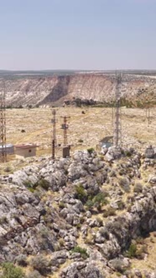 Vidéo verticale : vue aérienne de la ville de Halfeti avec ses routes sinueuses et sa rivière