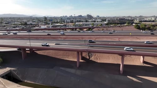 Luftaufnahme des urbanen Stadtbildes mit Autobahn, Vereinigte Staaten.