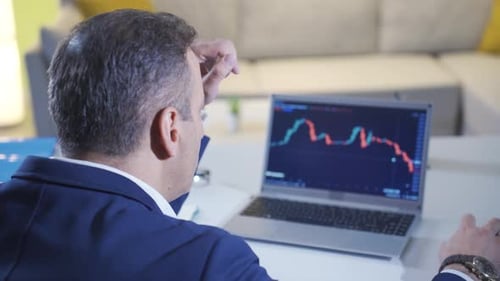 El operador de bolsa estresado y enojado está perdiendo y su valor está cayendo.