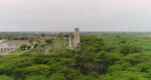 Vue aérienne d'un monument historique et d'une tour à Hiran Minar au Pendjabi, Pakistan