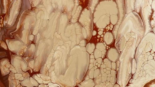 Peinture liquide brune s'étalant organiquement sur la surface