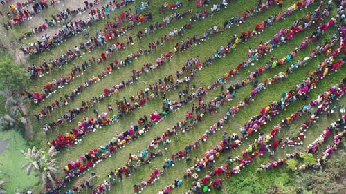 Vue aérienne d'un grand rassemblement, au Bangladesh.