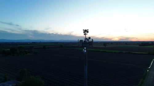 Cellular telecommunications antenna array providing 5G and mobile internet connectivity