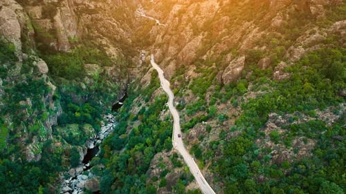 Passeio panorâmico pela exuberante paisagem do cânion na hora dourada