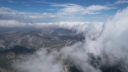 Luftdrohne von Cloudy Mountains im Flug durch Wolken geschossen