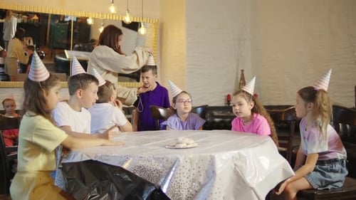 Crianças fazendo uma alegre comemoração de aniversário com chapéus de festa, jogos e decorações capturaram momentos de