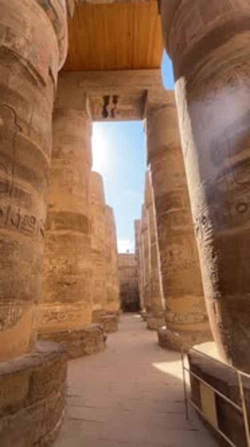Vue d'anciens temples, prise de vue en contre-plongée
