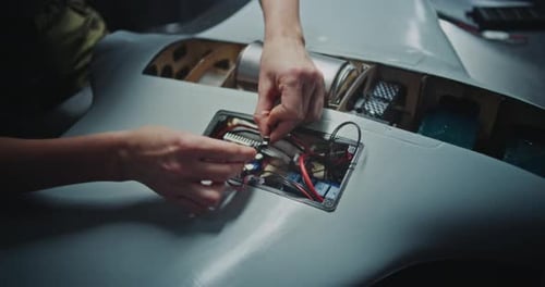Arbeiter bauen wichtige Elektronisch Module von Hand zu Drohne der nächsten Generation zusammen