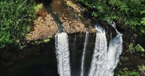 vista de la hermosa cascada en Hawái