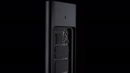 Öffnen Sie das SSD-Gehäuse mit internem HighSpeed M2 auf schwarzem Hintergrund und externem USB-Laufwerk