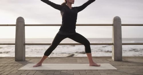 Strand, Gesicht und Frau mit Yogakrieger, Stretching oder Mindset in der Natur zum Wohlfühlen