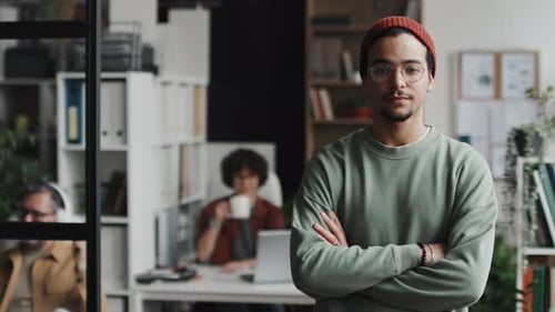 Jeune spécialiste informatique travaillant au bureau