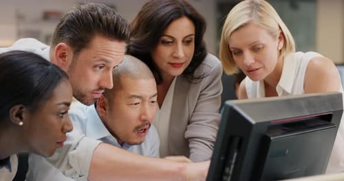 Colaboração, trabalho em equipe e grupo de empresários no computador discutindo o projeto de vendas