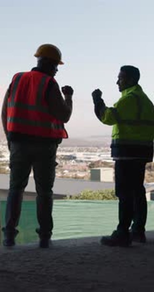 Construcción, felicidad o equipo en el sitio con un golpe de puño, éxito de la pareja o motivación en la construcción