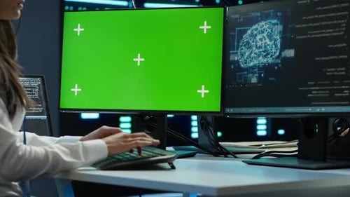 Der Administrator verwendet einen austauschbaren Computerbildschirm für die Arbeit im Serverraum, um den Bildschirm auszutauschen