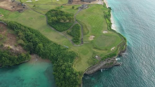 Luftaufnahme des tropischen Golfplatzes auf einer Klippe