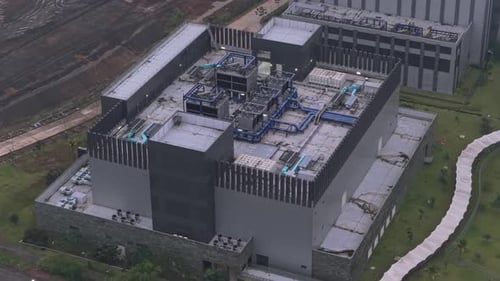 Vista aérea das torres de resfriamento do data center e da infraestrutura de internet em Jacarta