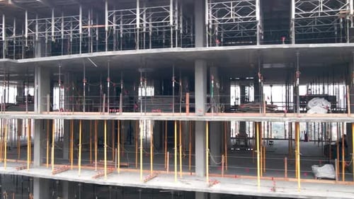 Toma aérea de un nuevo edificio de gran altura en construcción