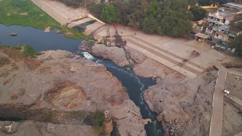 Vue aérienne de l'idole de Lord Rama de 70 pieds à Tapovan, Panchavati, Nashik, au bord de la rivière Godavari