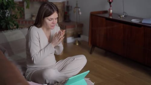 Wide Shot Sick, jeune femme enceinte se frottant les bras, oreiller, assise sur le canapé dans le salon