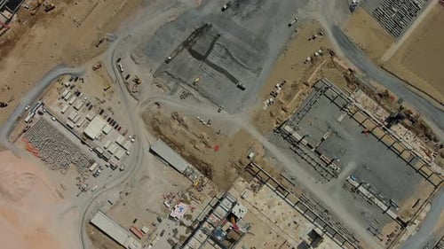 Industrielle Baustelle mit Baumaschinen