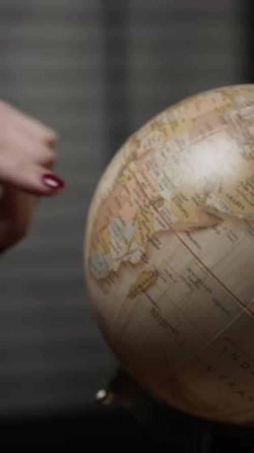 Mulher escolhendo o destino de sua próxima viagem