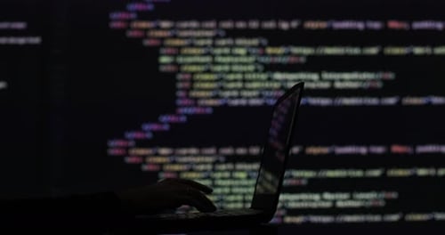 Hacker schreiben Code knacken Computerprogrammcode im Hintergrund Hackerangriff Cyberkriminalität