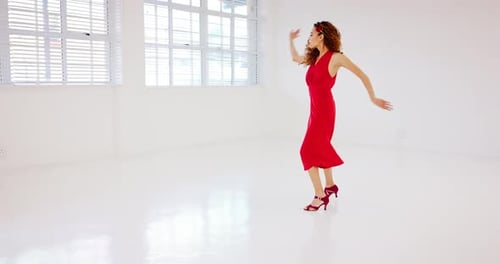 Salsa, baile y retrato de una mujer en un estudio para una clase, aprendiendo y pasándose al ritmo de la música