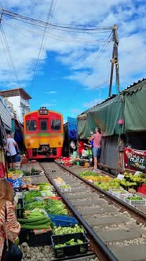 Mercado ferroviario de Maeklong, Tailandia, un famoso mercado ferroviario en Tailandia