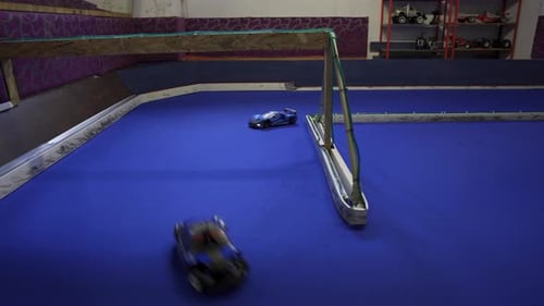 VR-Sim-Rennen. Mann steuert Rennspielzeugauto mit Virtual-Reality-Headset und Lenkrad. dolly