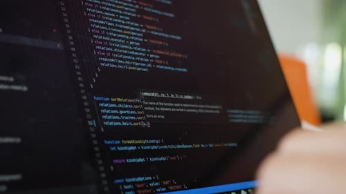 Código escrito en el portátil. El Desarrollador de Software escribe código desde casa. Concepto de trabajo remoto y autónomo.