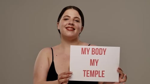 Message stimulant sur l'affiche Mon corps, mon temple, positivité et acceptation de soi